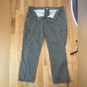 Women’s Olive green Somona slim straight cargo pants in 16 short.